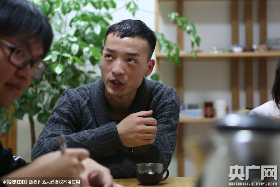 網(wǎng)絡(luò)紅人葉良辰現(xiàn)身浙江臺州，接受記者的專訪。