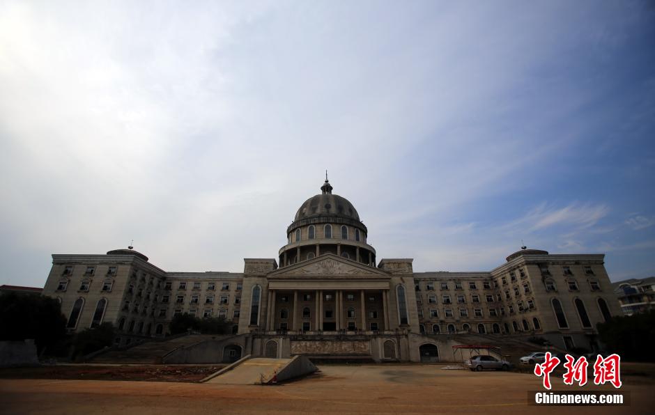 武漢山寨“國會(huì)大廈”荒廢多年 院子成菜地