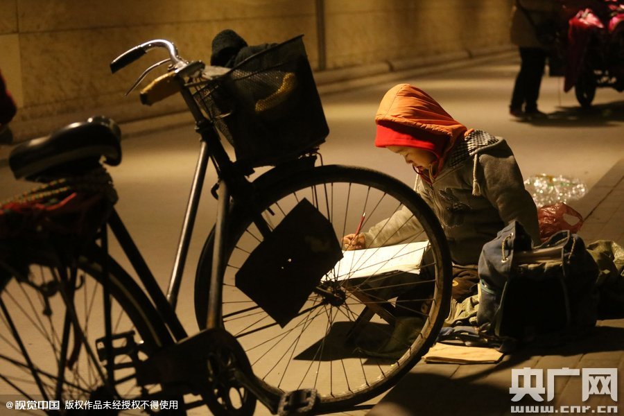 他的父母說，晚上回去晚，孩子的作業(yè)都是在這寫，做小生意不容易，孩子還陪著遭罪，經(jīng)常還有城管攆著不讓在這賣。