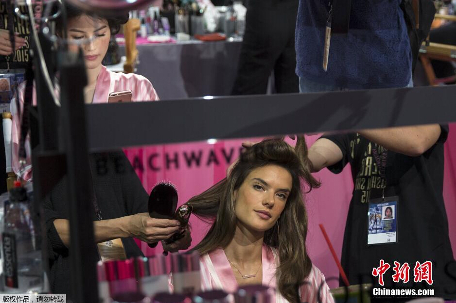 當(dāng)?shù)貢r(shí)間11月10日，2015維多利亞的秘密年度內(nèi)衣秀在紐約上演，模特在后臺(tái)緊張地準(zhǔn)備中。