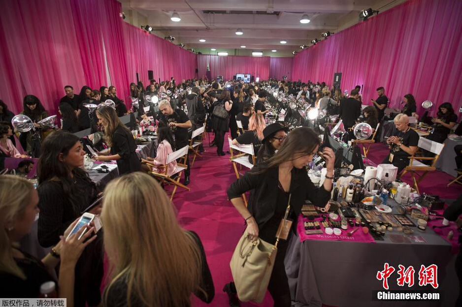 當(dāng)?shù)貢r(shí)間11月10日，2015維多利亞的秘密年度內(nèi)衣秀在紐約上演，模特在后臺(tái)緊張地準(zhǔn)備中。