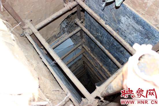 走上叔齊墓的頂端，可以清晰看到兩個沒有填土的坑洞，洞內的四周從上往下放置著腳手架，深不見底。