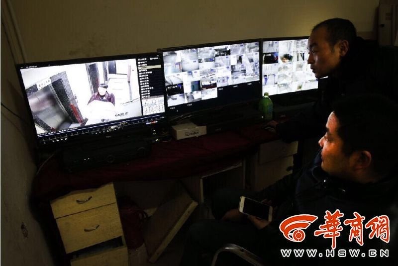 西安一小偷將保險(xiǎn)箱包在被子里離開 過程僅15分鐘 西安一小偷將保險(xiǎn)箱包在被子里離開 過程僅15分鐘