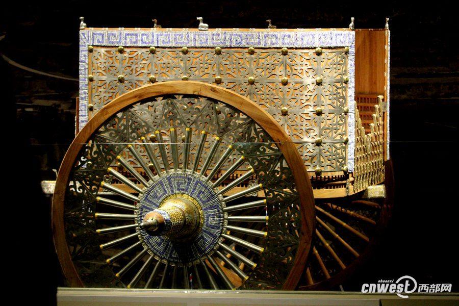 1月7日，甘肅省考古研究所所長王輝向人們介紹花了200萬元復(fù)制的禮儀車輛。