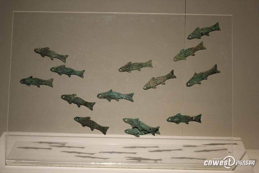 青銅魚符，有專家推測是覆蓋棺槨所用荒帷上懸掛的裝飾物。