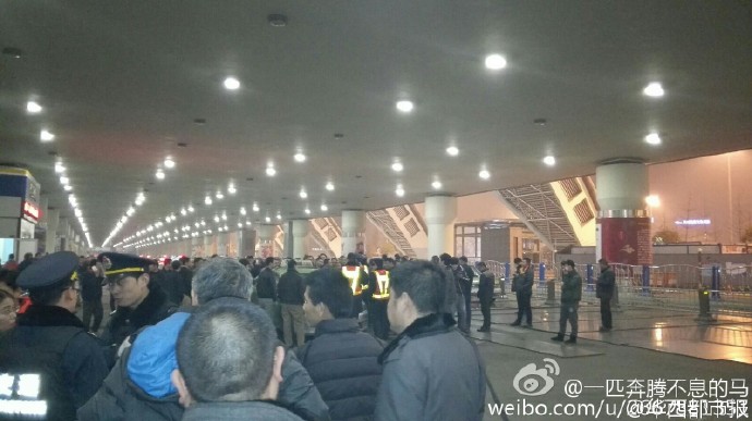 據(jù)現(xiàn)場網(wǎng)友表示：交警和出租車司機吵了起來。