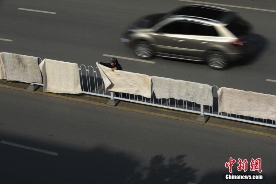 湖南長(zhǎng)沙市民曬被“占領(lǐng)”馬路