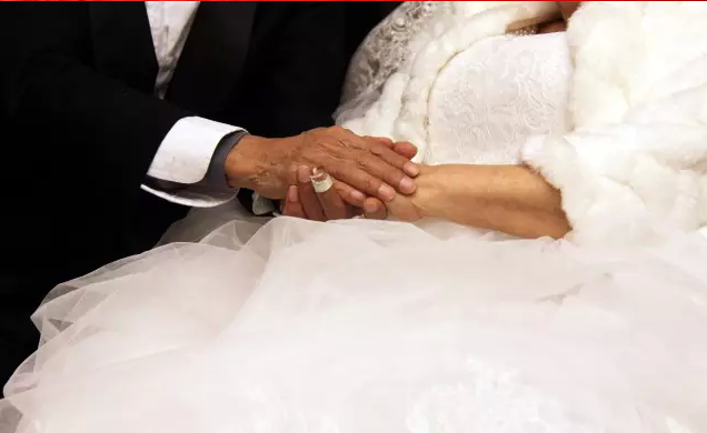 情人節(jié)最溫暖告白！84歲老人包下整樓示愛老伴