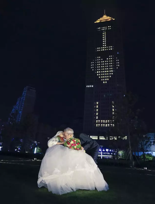 情人節(jié)最溫暖告白！84歲老人包下整樓示愛老伴