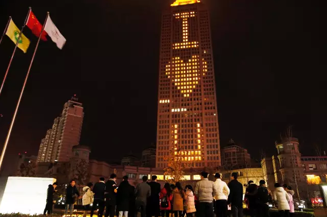 情人節(jié)最溫暖告白！84歲老人包下整樓示愛老伴