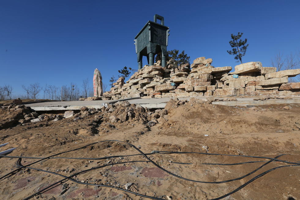 鄭州河邊建十米高銅鼎無防護(hù) 網(wǎng)友:不怕淹了？