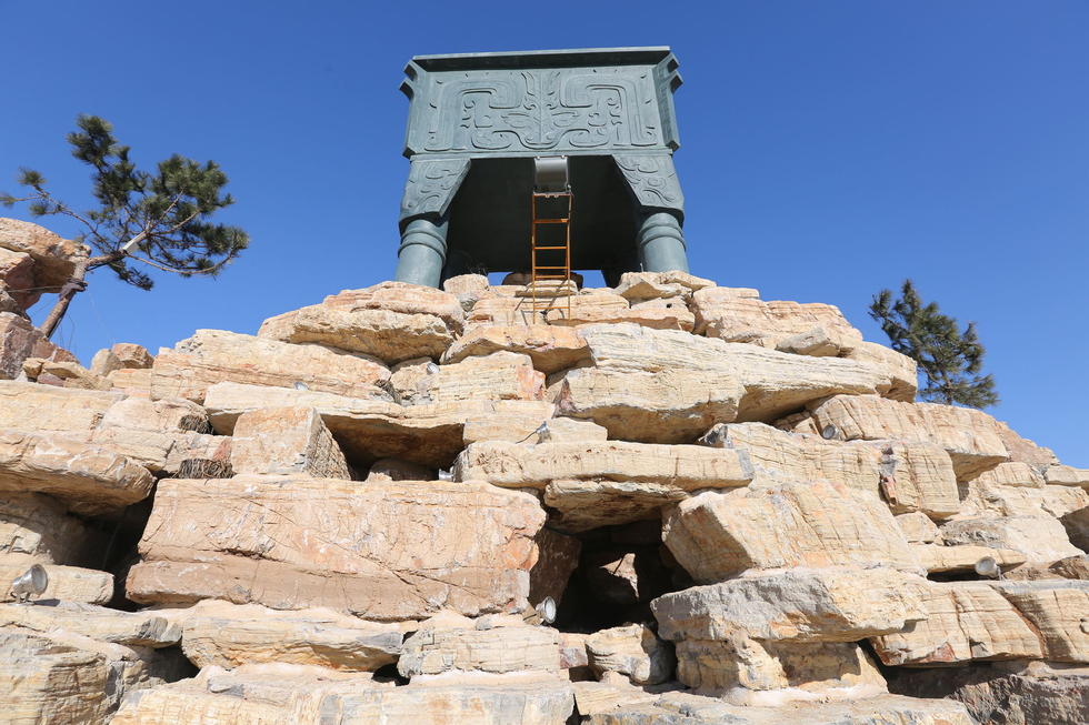 鄭州河邊建十米高銅鼎無防護(hù) 網(wǎng)友:不怕淹了？