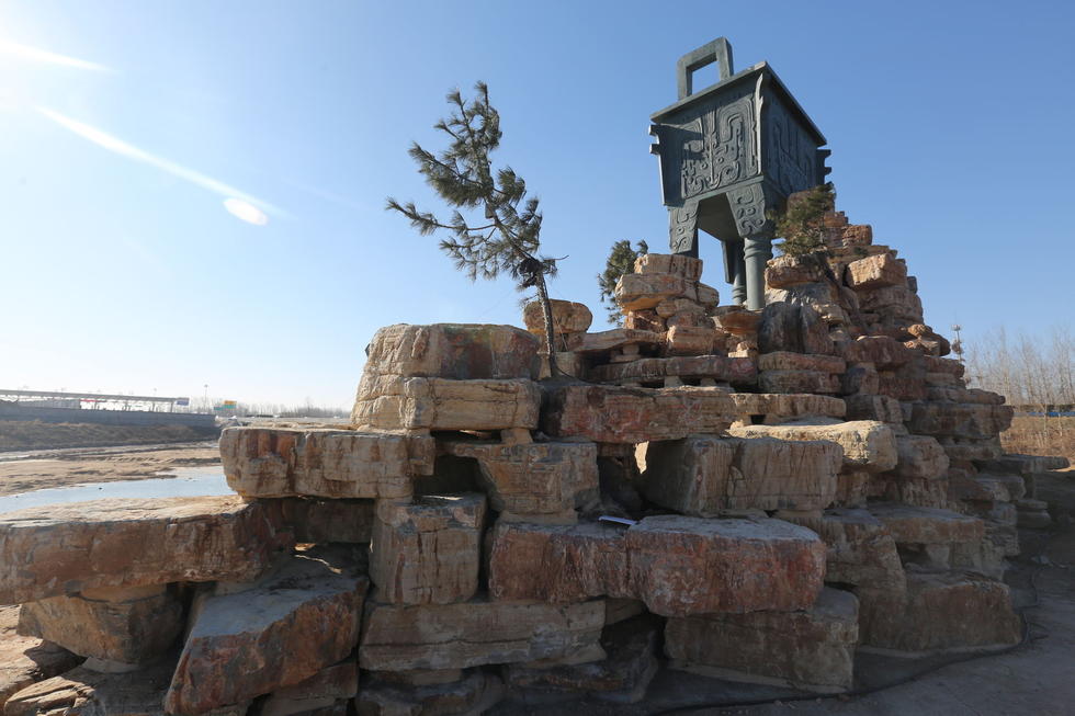 鄭州河邊建十米高銅鼎無防護(hù) 網(wǎng)友:不怕淹了？