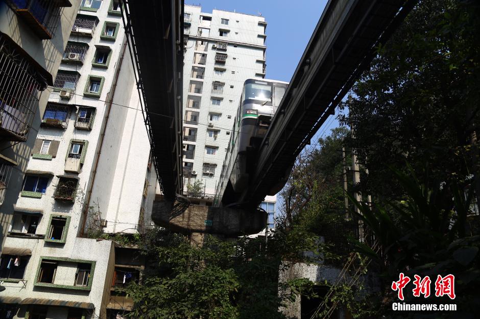 重慶輕軌列車穿樓而過場面震撼