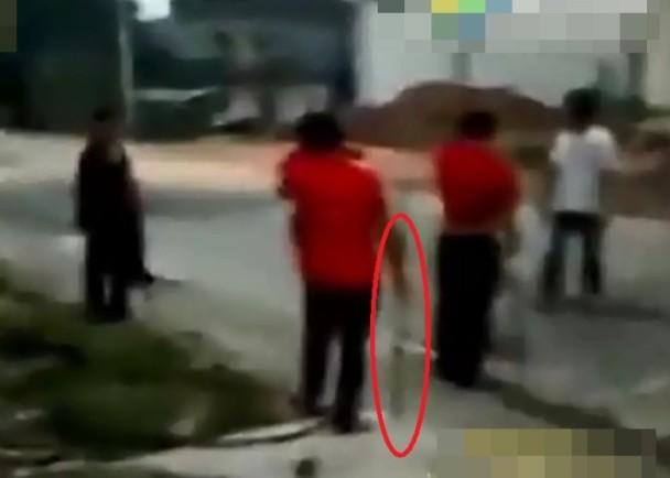 迎親隊伍各不相讓 互射煙花激戰(zhàn)4小時