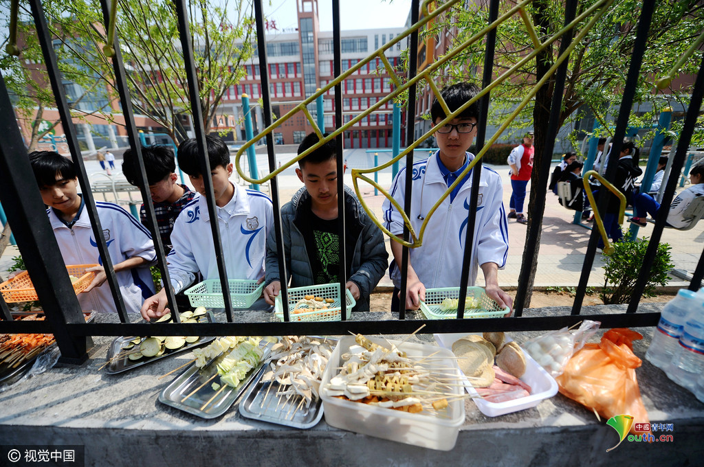 藝校實行封閉管理 學生“跨欄”買飯 藝校實行封閉管理 學生“跨欄”買飯