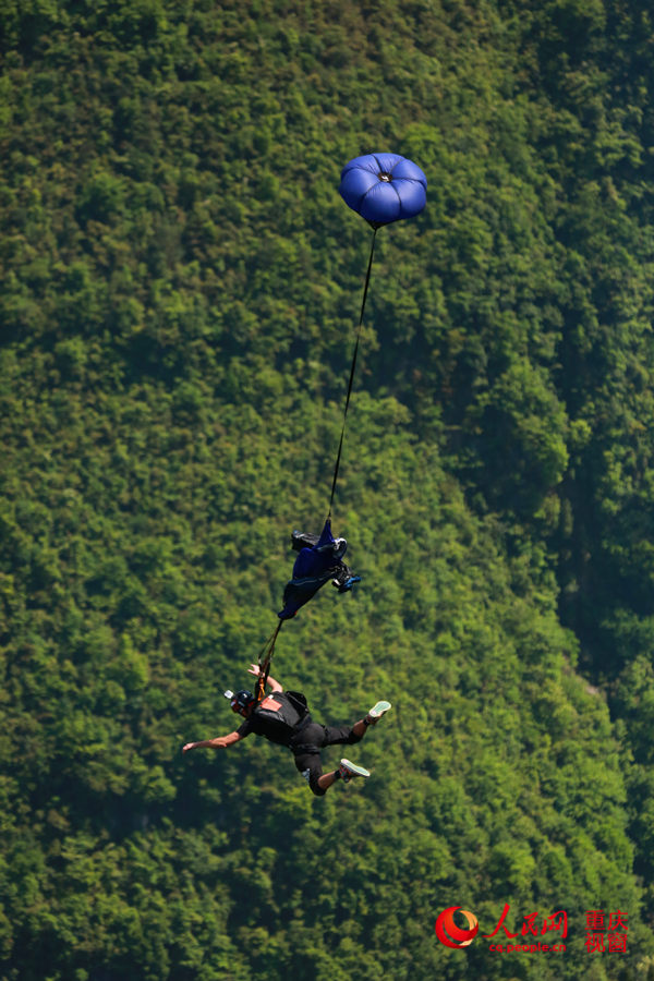 28日，2016世界低空跳傘大賽在重慶云陽龍缸景區(qū)正式開賽。圖為選手角逐中。劉政寧 攝