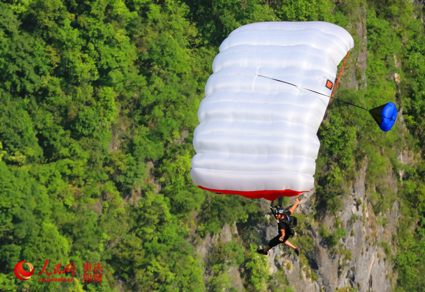 28日，2016世界低空跳傘大賽在重慶云陽龍缸景區(qū)正式開賽。圖為選手角逐中。劉政寧 攝