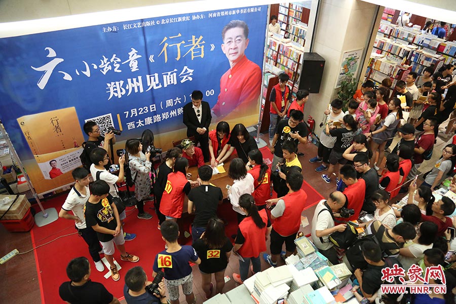 不到三個小時的簽售時間，六小齡童累計簽售自傳2900余冊，創(chuàng)造了鄭州購書中心的歷史記錄.jpg