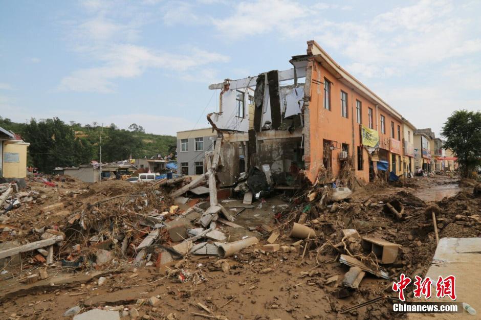 圖為被洪水沖垮的小樓。