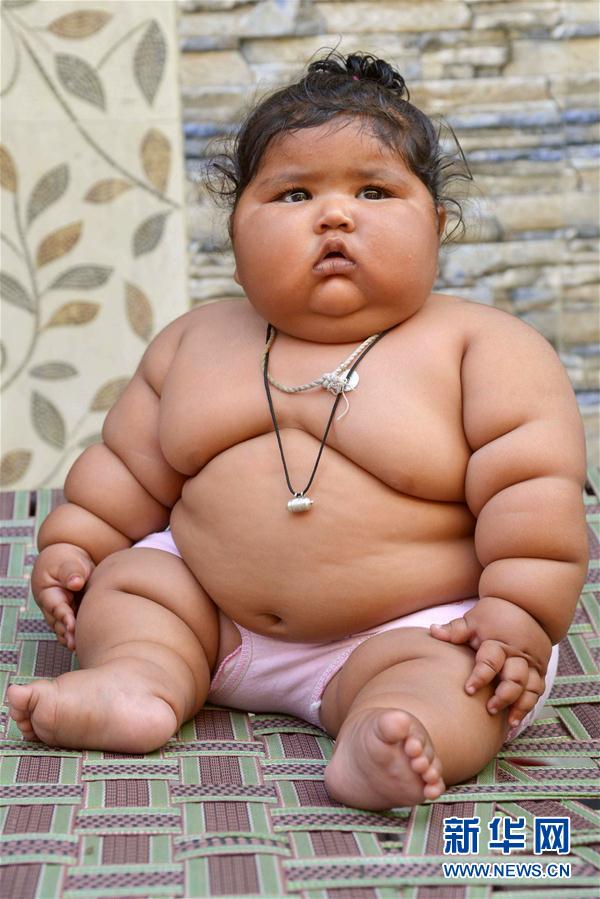 4月17日，在印度阿姆利則，女孩查哈特在家中。