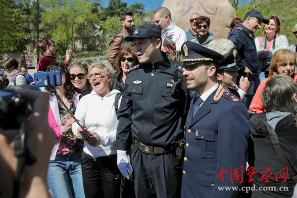 游客與聯(lián)合巡邏的中意警察合影。本網(wǎng)記者 陳路坤 攝