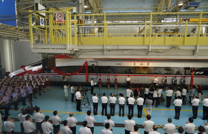 當(dāng)日，由中國鐵路總公司牽頭組織研制、具有完全自主知識產(chǎn)權(quán)、達(dá)到世界先進(jìn)水平的中國標(biāo)準(zhǔn)動車組被命名為“復(fù)興號”?！皬?fù)興號”將于6月26日在京滬高鐵兩端的北京南站和上海虹橋站雙向首發(fā)。