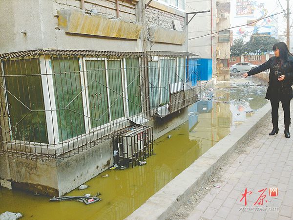 　　居民看著污水溝滿是無奈。