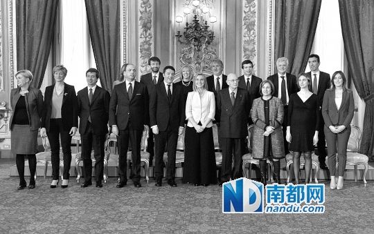 2月22日，在意大利羅馬總統(tǒng)府，新任總理馬泰奧·倫齊(前左五)與總統(tǒng)納波利塔諾(前右四)及新內閣成員