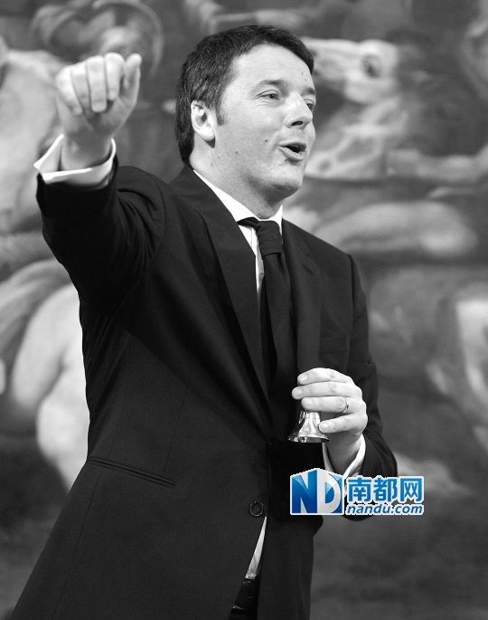 2月22日，在意大利羅馬總理府，新任總理馬泰奧·倫齊搖鈴象征正式行使總理權力。