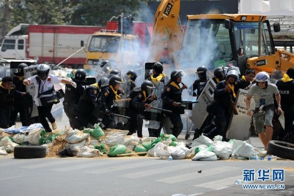 當?shù)貢r間2月18日，泰國曼谷警方與示威者發(fā)生沖突。