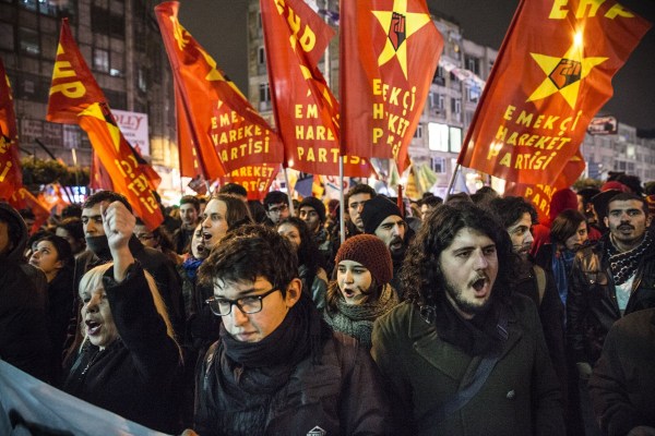 當?shù)貢r間2014年2月25日，土耳其伊斯坦布爾，總理涉腐錄音引發(fā)全國抗議，要求本屆政府下臺。