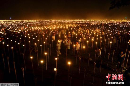 菲民眾點燃5萬多只蠟燭拼地圖欲破世界紀錄(圖) 菲民眾點燃5萬多只蠟燭拼地圖欲破世界紀錄(圖)