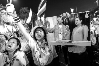 5日，泰國巴蜀府海濱度假勝地華欣，數(shù)萬民眾身穿國王的代表色“黃色”T恤，自發(fā)上街，口喊“國王萬歲”的口號。