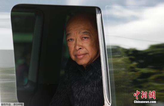 圖為泰國前副總理素拉蓬抵達(dá)陸軍俱樂部。