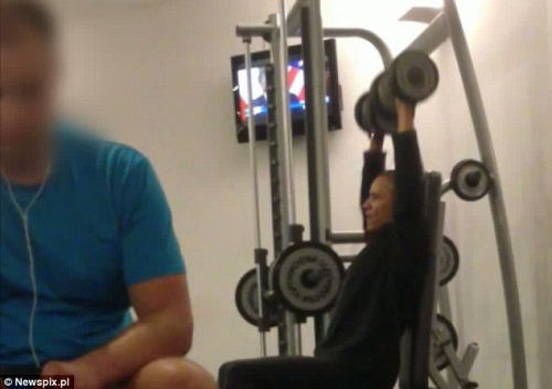 奧巴馬安?，F(xiàn)漏洞舉啞鈴健身時遭偷拍（組圖）（2）