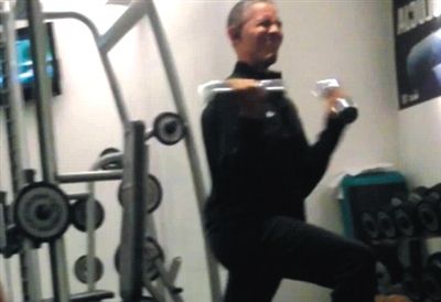 奧巴馬舉啞鈴時“不注意形象的表情”。