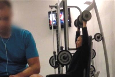 畫面中能看到健身房還有“其他人”。視頻截圖