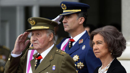 資料圖：西班牙國王胡安·卡洛斯一世（左）與其子費(fèi)利佩王儲(chǔ)（中）。