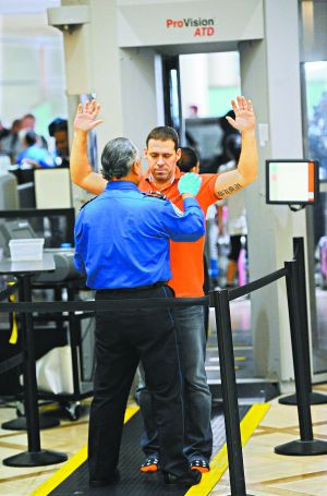 防止恐怖分子把炸彈偽裝成電子設(shè)備登機(jī)；新規(guī)適用于歐、非、中東赴美航班；智能手機(jī)將被重點(diǎn)排查