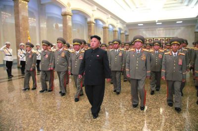 金正恩率領軍隊領導人等前往平壤錦繡山太陽宮瞻仰了金日成、金正日的遺容。