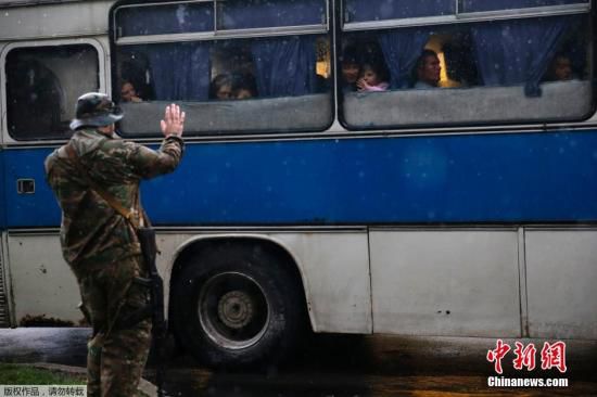 烏克蘭頓涅茨克，烏克蘭政府軍對當?shù)爻掷m(xù)炮擊，民眾為躲避戰(zhàn)火，紛紛登上列車離開。