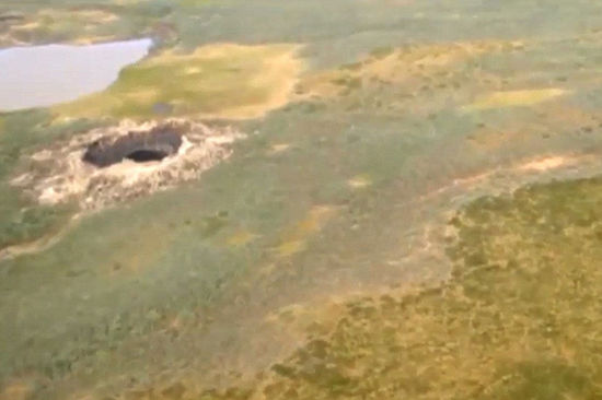 西伯利亞一火山口驚現(xiàn)80米大深洞 成因不明引發(fā)猜測(cè)(組圖) 西伯利亞一火山口驚現(xiàn)80米大深洞 成因不明引發(fā)猜測(cè)(組圖)