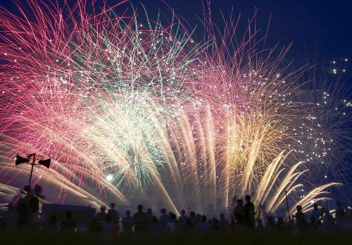 日本關(guān)東甲信地區(qū)當(dāng)天發(fā)布了梅雨期結(jié)束的消息，東京都葛飾區(qū)的江戶川河川敷當(dāng)晚舉行了煙花大會，約13000束煙花在夜空中綻放。（網(wǎng)頁截圖）