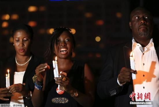 　資料圖：當(dāng)?shù)貢r(shí)間2014年8月26日，尼日利亞阿布賈，民眾舉行“帶回我們的女孩”活動(dòng)為埃博拉病毒感