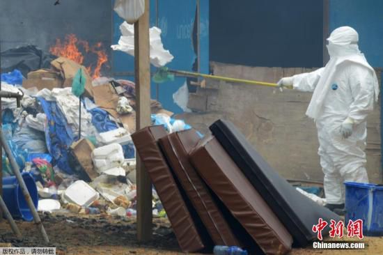 當(dāng)?shù)貢r間2014年9月3日，利比里亞蒙羅維亞，約翰·菲茨杰拉德·肯尼迪醫(yī)院的醫(yī)護(hù)人員和病人。9月1日