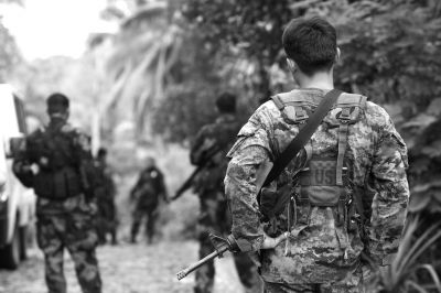 2009年12月13日，在菲律賓南阿古桑省，菲律賓安全部隊人員在一處現(xiàn)場警戒。圖/CFP