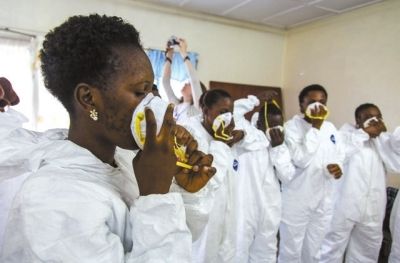 9月18日，塞拉利昂護士接受使用埃博拉防護裝備培訓(xùn)。新華社發(fā)