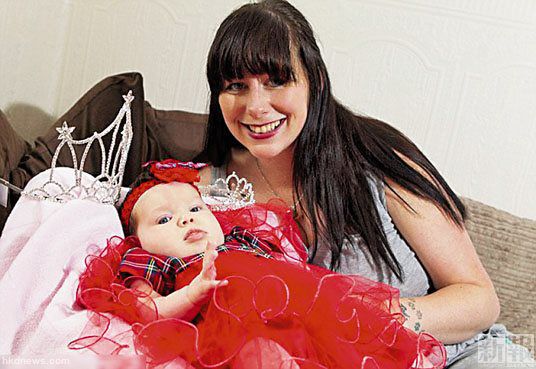 柯林斯在女兒盧娜6個月大時，便讓女兒參加選美。