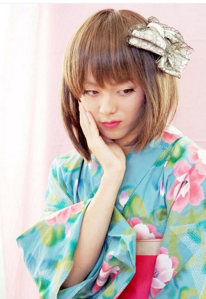 日本男子學(xué)校舉辦“?；ā贝筚?參賽者須男扮女裝